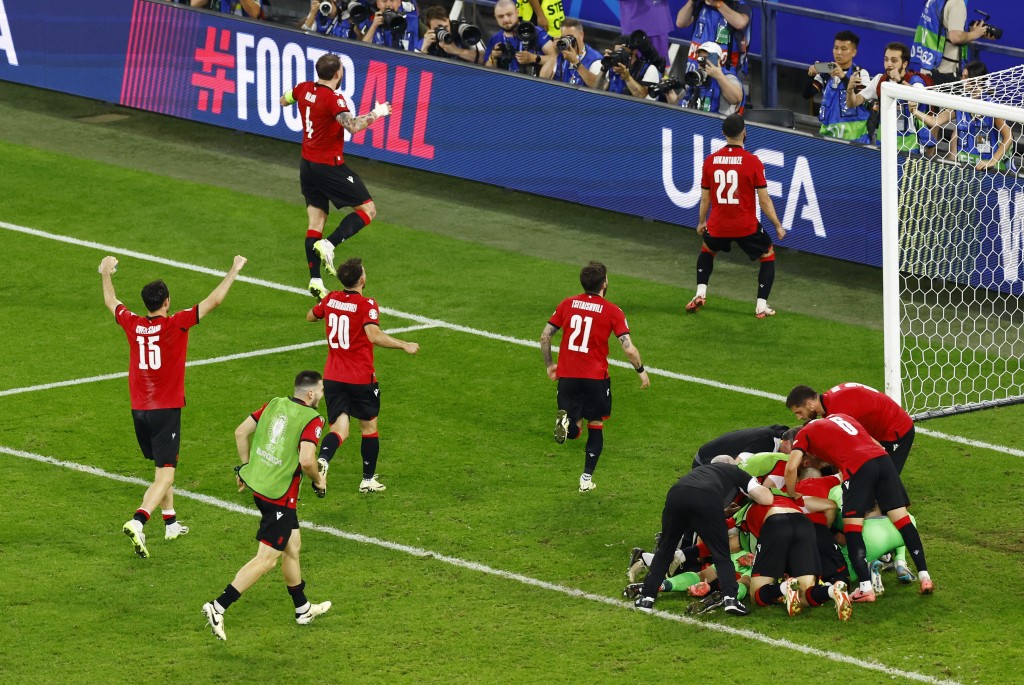 格鲁吉亚(红衫)2:0击败葡萄牙次名晋级16强。REUTERS