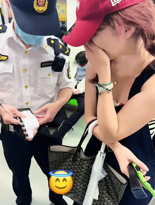 網傳女子在南京地鐵車廂喝水被開罰單。