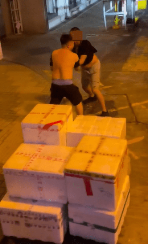 青年似處下風,被打到甩衫。 青年似處下風,被打到甩衫。