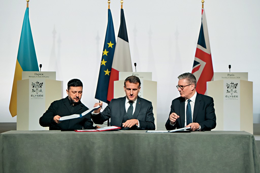 施紀賢(右)、馬克龍、澤連斯基周二在巴黎簽署英法未來向烏克蘭部署部隊的意向聲明。