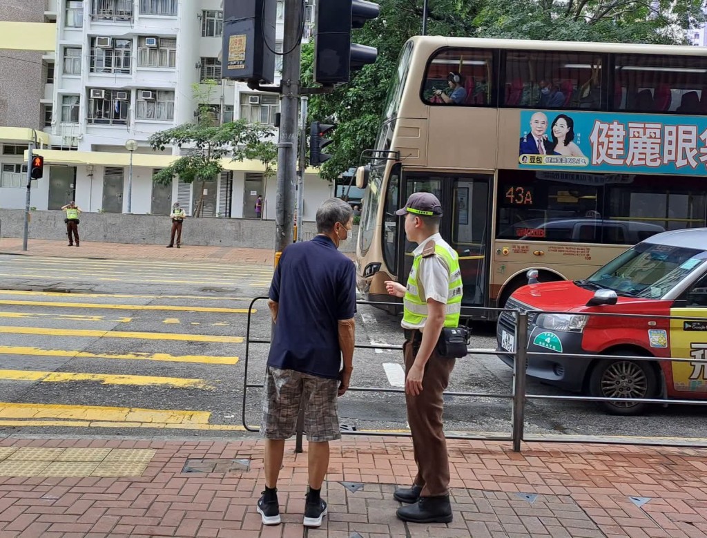 葵青警區透過宣傳教育與執法,提升市民的安全意識,打擊行人違法過馬路及非法使用電動可移動工具等行為。 葵青警區透過宣傳教育與執法,提升市民的安全意識,打擊行人違法過馬路及非法使用電動可移動工具等行為。