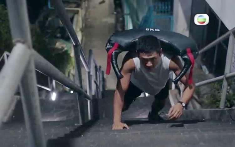 孭住沙包跳樓梯。