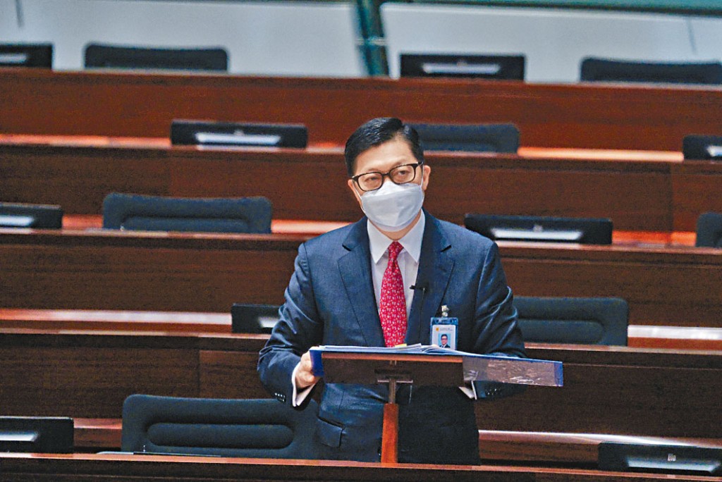 保安局局長鄧炳強表示，專責小組正協助兩名港人由東南亞返港。