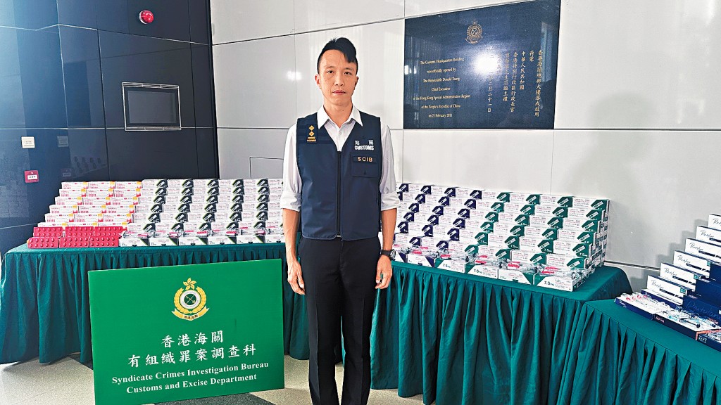 海關有組織罪案調查科特別調查第一組高級調查主任梁志恆講述行動成果及展示案中證物。