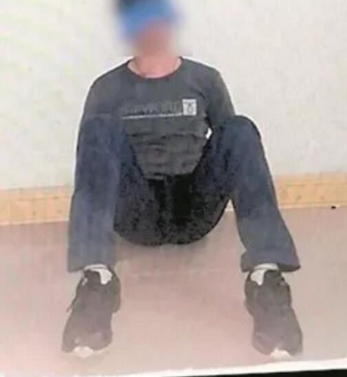 謝男自拍被綁的照片。(網圖)