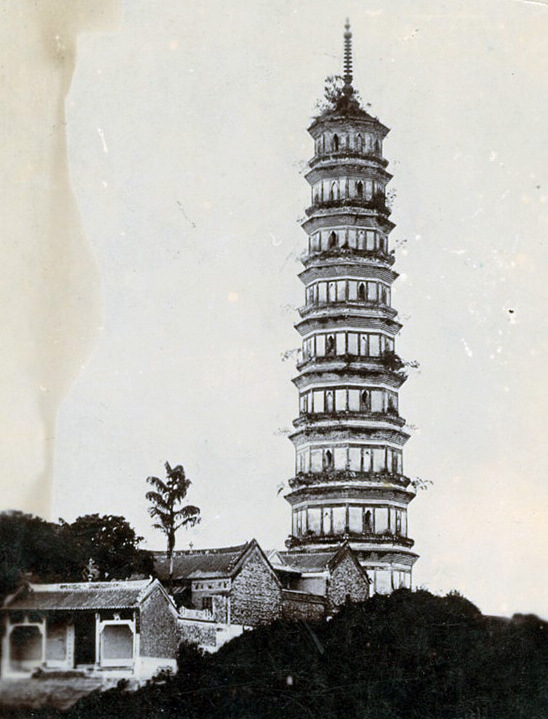 1920年代的琶洲塔，塔旁是海鱉寺，已於文化大革命期間被毀。（維基百科圖片）