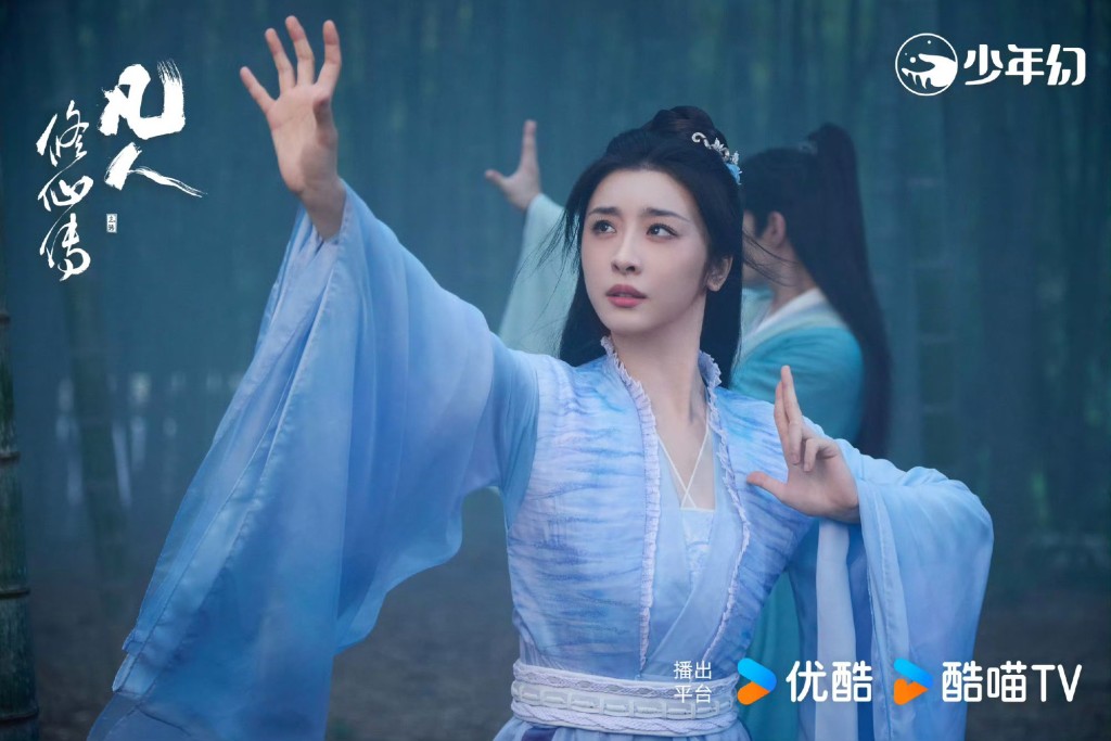 陳巧倩在竹林中佈陣。 陳巧倩在竹林中佈陣。