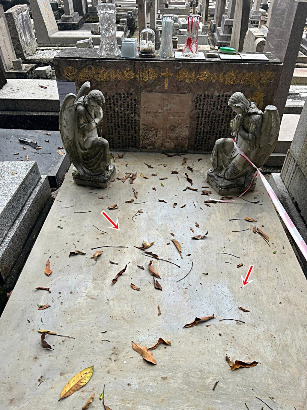 林黛墳墓石板上疑有一些油漆遮蓋塗鴉的痕跡。曾志恆攝 林黛墳墓石板上疑有一些油漆遮蓋塗鴉的痕跡。曾志恆攝
