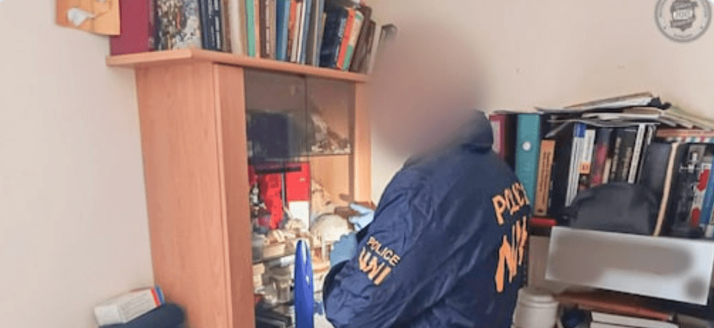 警方在疑犯家中發現大量散落的人骨及一面人皮面具。X@RTLnieuws 警方在疑犯家中發現大量散落的人骨及一面人皮面具。X@RTLnieuws