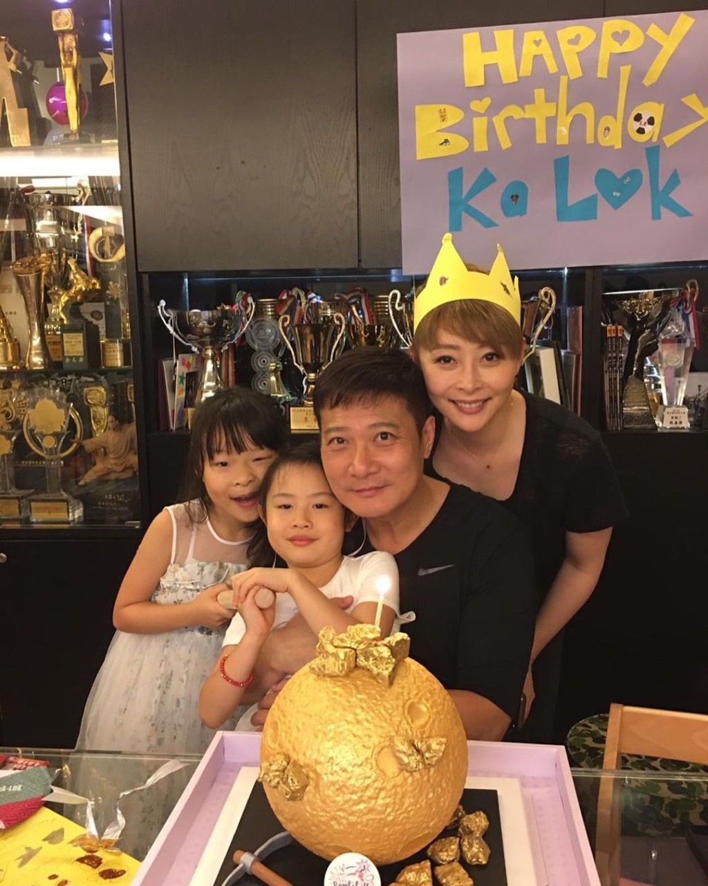 盈盈一家四口。