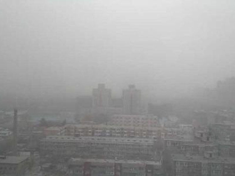 北京市內沙塵瀰漫四周,能見度極差。(網圖)