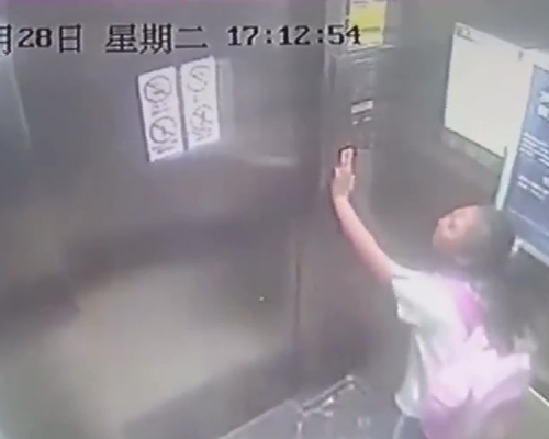 小李獨自在升降機內，升降機突然從19樓直墜到1樓。（網圖）
