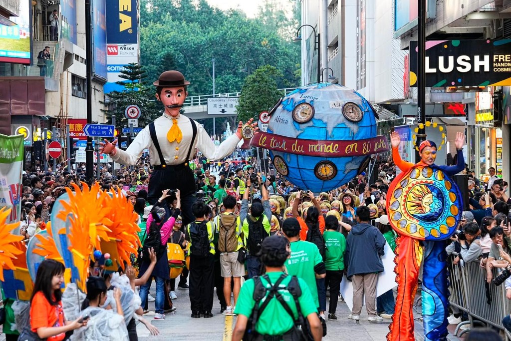 渣打藝趣嘉年華自2001年開始舉辦,壓軸巡遊更會有巨型木偶遊走銅鑼灣。(圖片來源:fb@渣打藝趣嘉年華) 渣打藝趣嘉年華自2001年開始舉辦,壓軸巡遊更會有巨型木偶遊走銅鑼灣。(圖片來源:fb@渣打藝趣嘉年華)