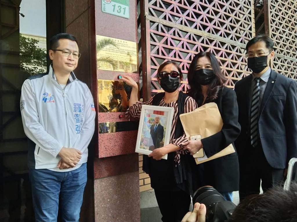 王之化的家属到台北地检署控告。　中时新闻网