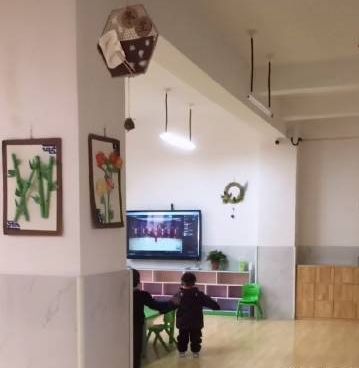 校內有幼兒在上學。