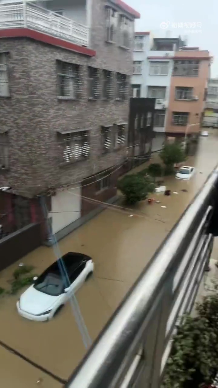 台风沙德尔登陆福建漳州，当地出现严重水浸。 抖音