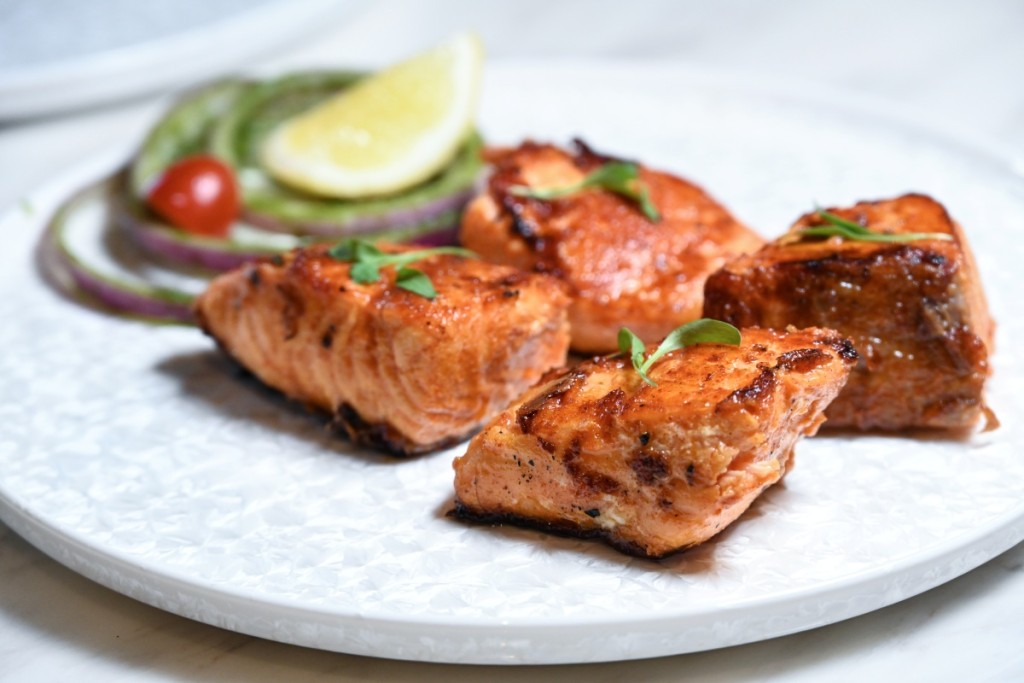 Tawa Salmon 三文鱼用传统的印度香料、孜然及大蒜调味，煎至刚好熟，肉质幼嫩多汁。