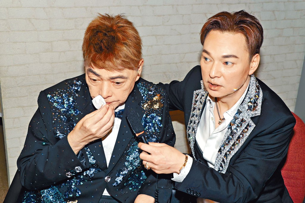 张伟文（左）受访时数度落泪。