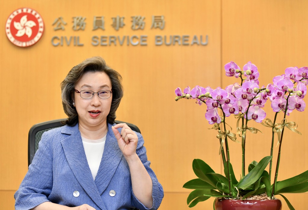 公務員事務局局長楊何蓓茵接受《星島》專訪。盧江球攝 公務員事務局局長楊何蓓茵接受《星島》專訪。盧江球攝