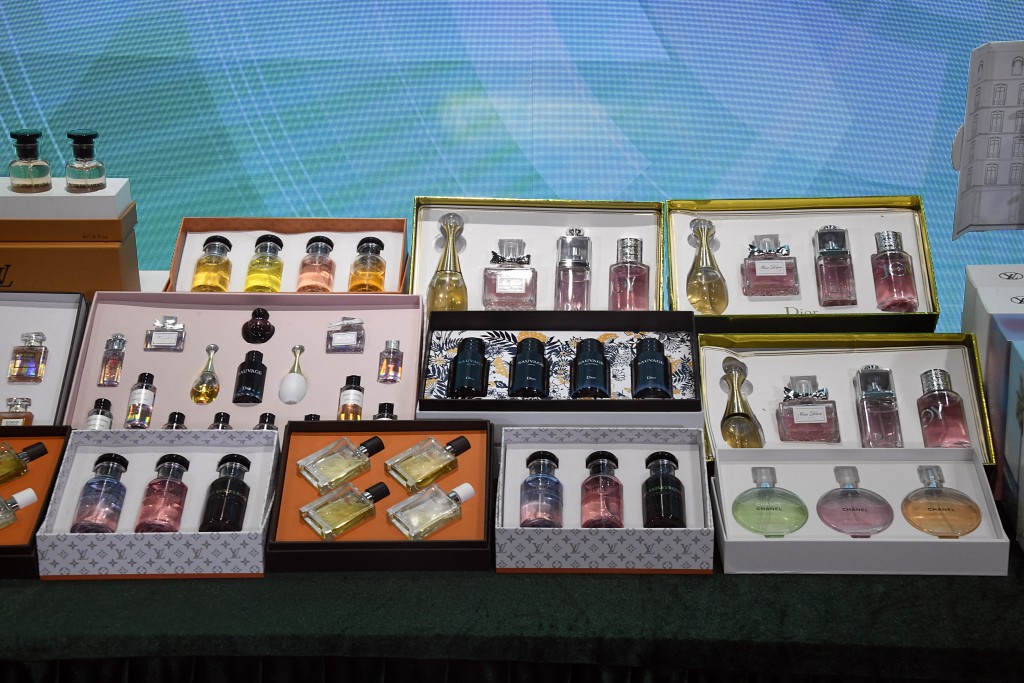 行動中搜獲證物。楊偉亨攝 行動中搜獲證物。楊偉亨攝