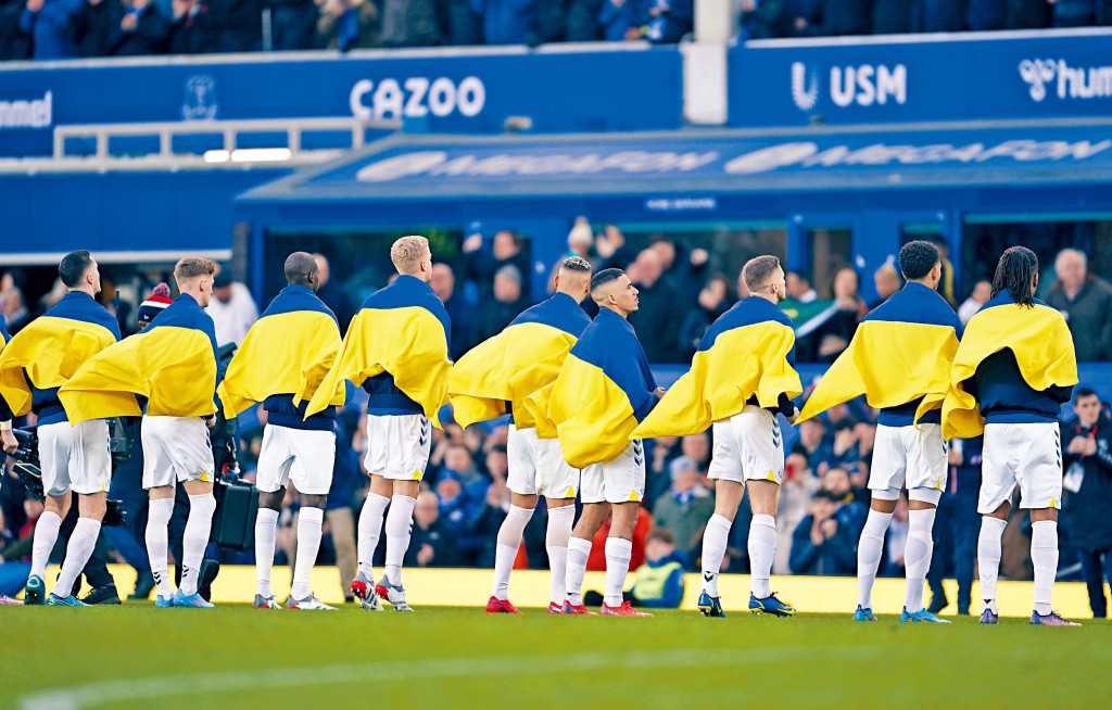 爱华顿球员身披乌克兰国旗步入球场。