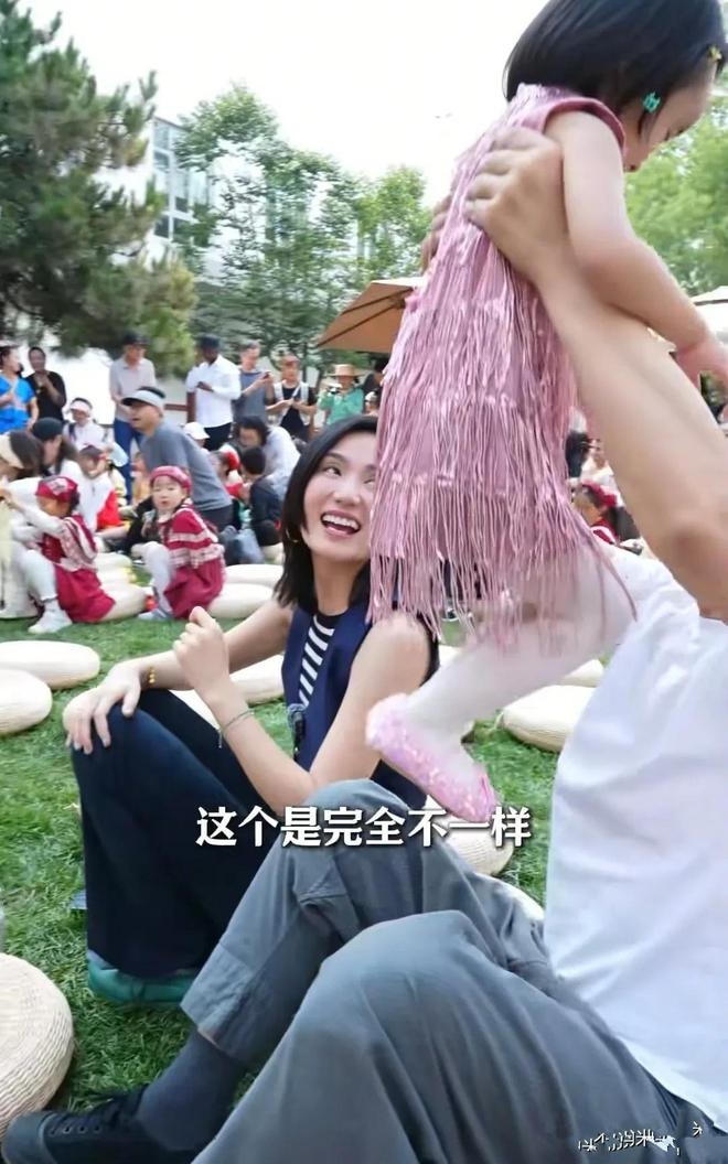 海哈金喜望住老公囡囡滿眼是愛。 海哈金喜望住老公囡囡滿眼是愛。