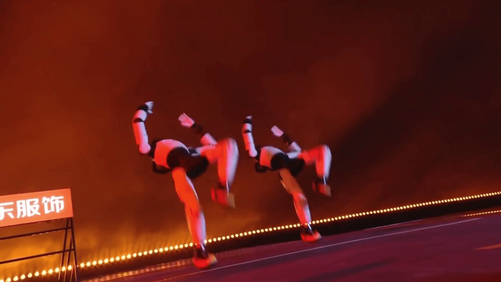 靈犀 X2 接連完成後空翻、踢腿等高難度動作。