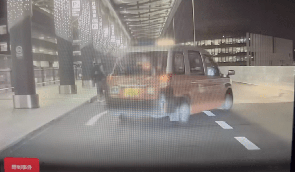 但的士疑未有亮起轉向燈號。