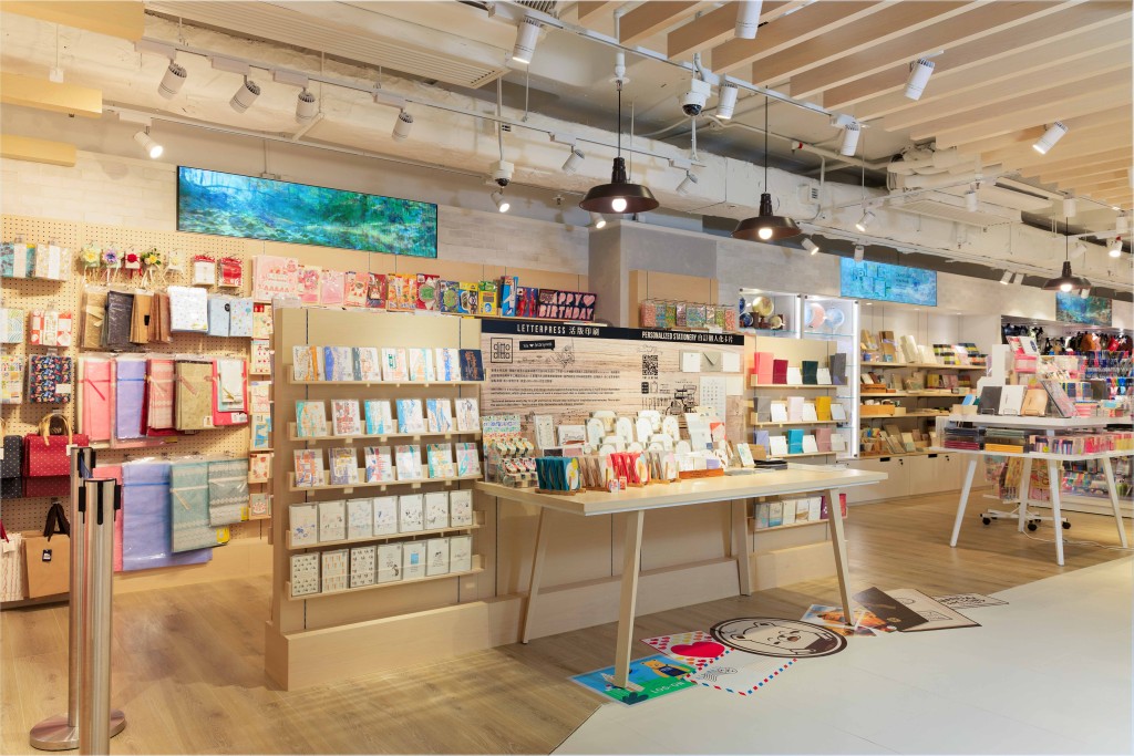 海港城 LOG ON新店的 Manual Factory 設立Card LABO有逾400款心意卡選擇,更可製作個人化心意卡。 海港城 LOG ON新店的 Manual Factory 設立Card LABO有逾400款心意卡選擇,更可製作個人化心意卡。