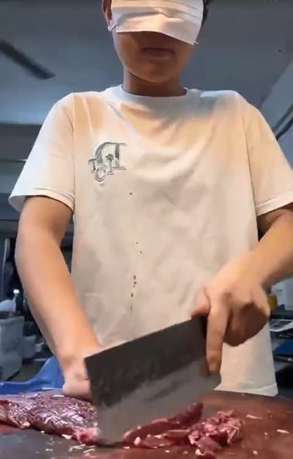 有深圳牛肉檔負責人上載蒙眼切牛肉短片,以展示其刀功了得,所售牛肉汆燙後口感絕佳。 有深圳牛肉檔負責人上載蒙眼切牛肉短片,以展示其刀功了得,所售牛肉汆燙後口感絕佳。