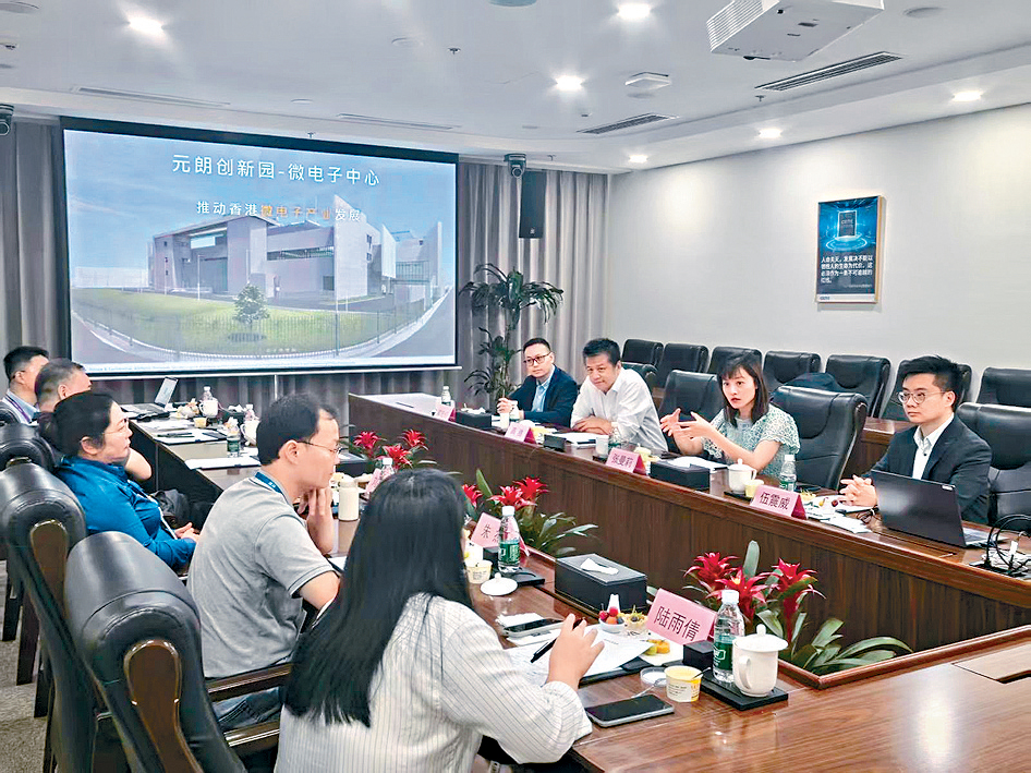 創新科技及工業局副局長張曼莉(右二)在北京參觀一間高端半導體晶片企業,並向企業領導層介紹在香港發展微電子產業的優勢。旁為香港微電子研發院院長高騰博士(右三)。