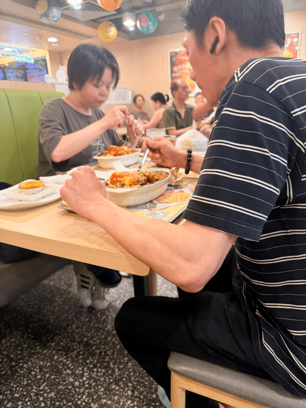 港人公審快餐店食客2人打斜坐霸4人枱 怒批：其他人又要坐