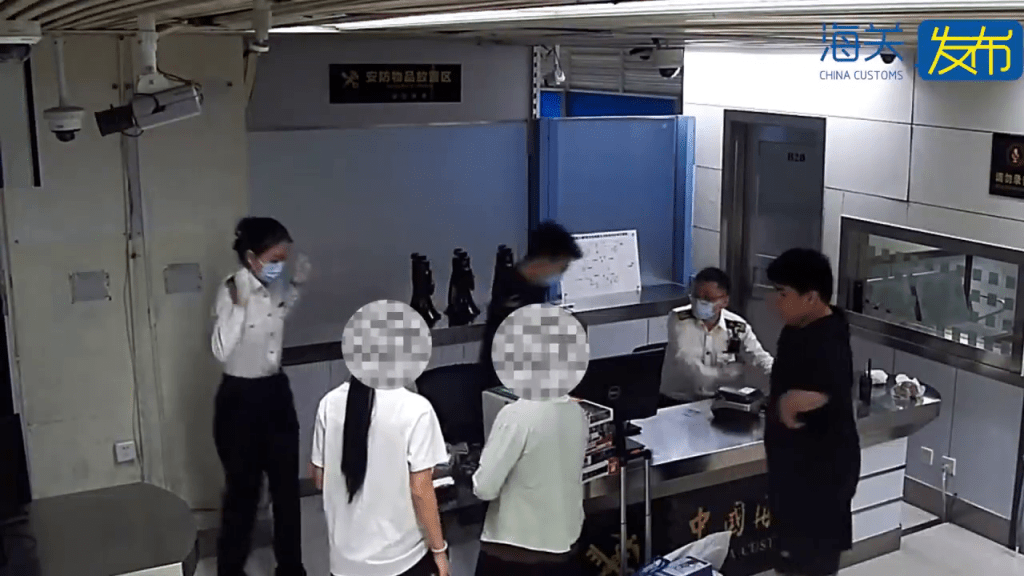 关员将塑料袋拆开后,赫然发现里面是活体鹦鹉,被吓一跳。 关员将塑料袋拆开后,赫然发现里面是活体鹦鹉,被吓一跳。