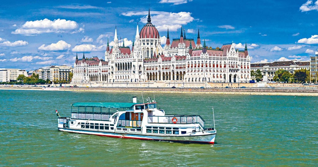 雙層觀光船「美人魚號」。