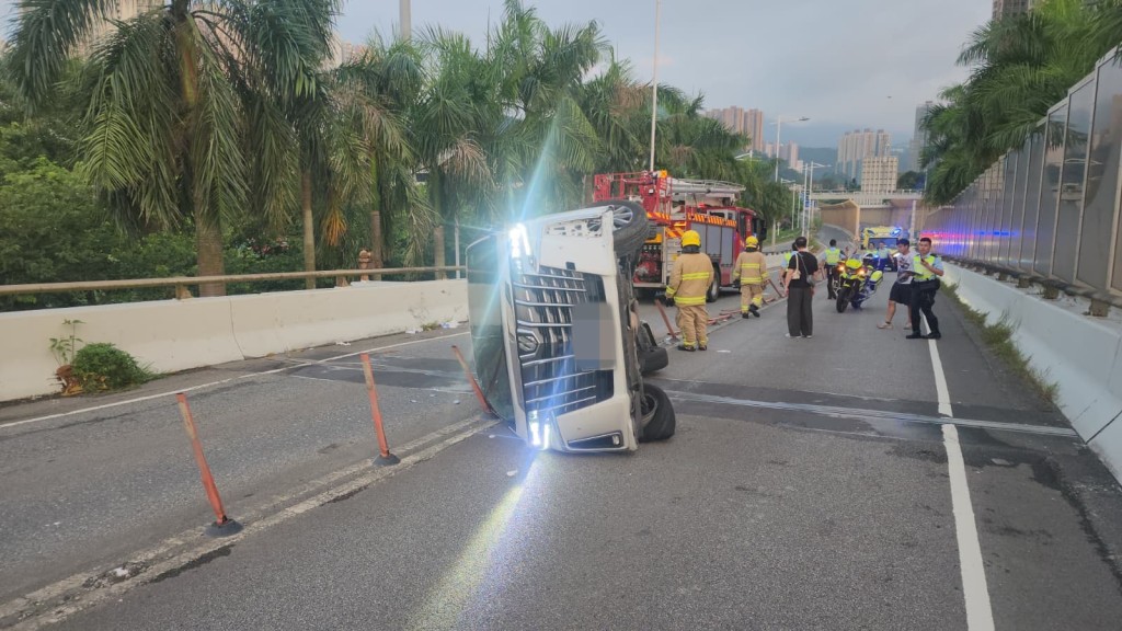 私家車翻側橫亙路中。黎志偉攝 私家車翻側橫亙路中。黎志偉攝