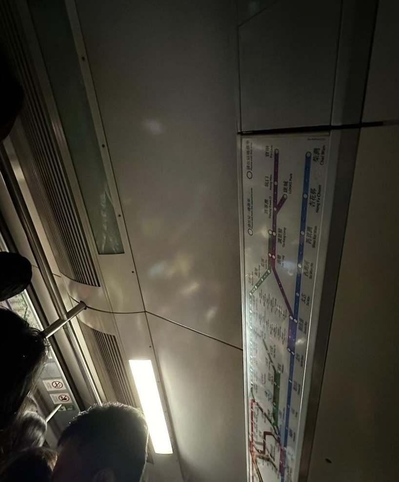 列车到达铜锣湾站时，车厢一片昏暗。fb林素蔚Connie Lam图片
