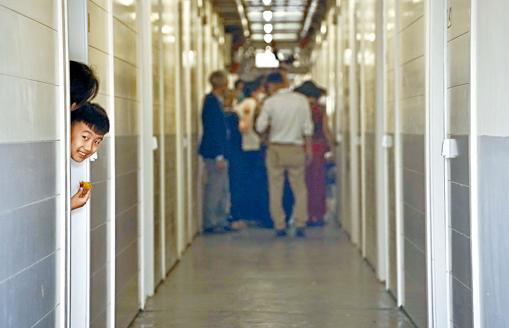 住戶陸續入伙，對訪客參觀感雀躍。