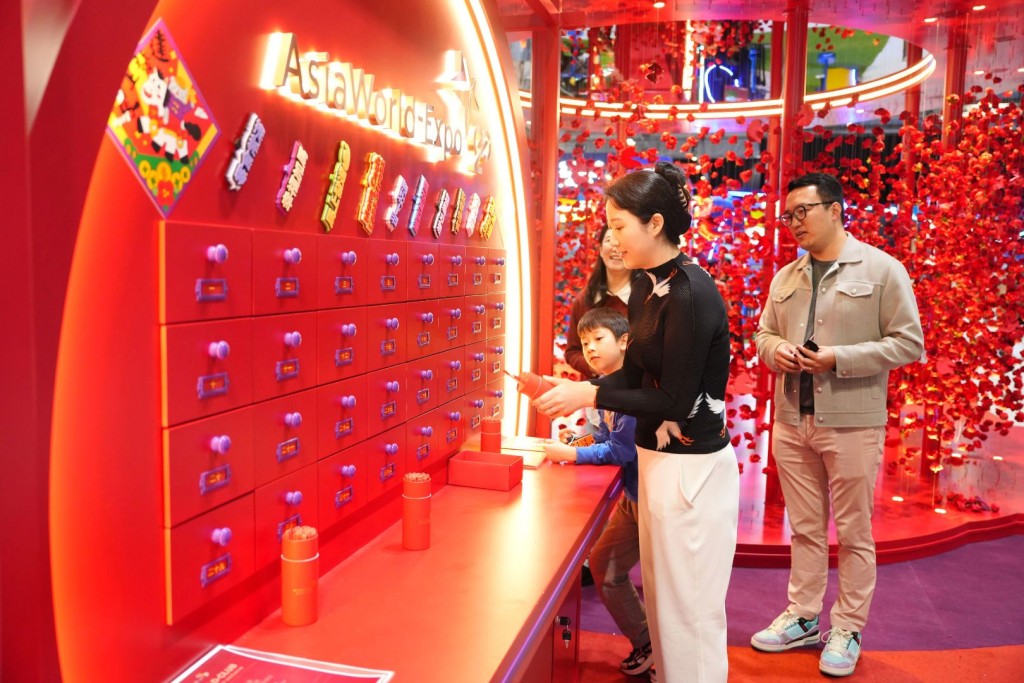 亞博館新春主題互動區內，觀眾求籤許願。