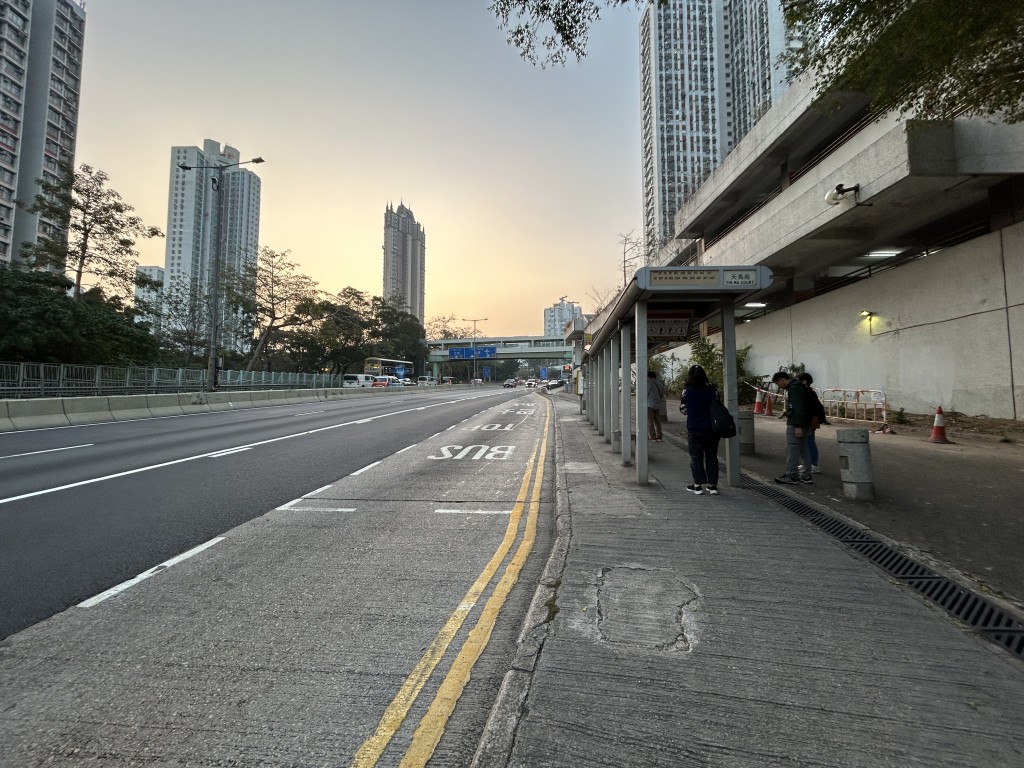 輪椅漢於黃大仙天馬苑登上38號線九巴。