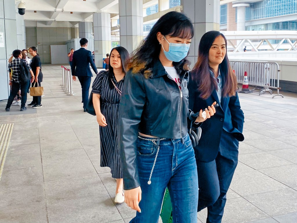 法證會計師指被告劉佩凝(前)曾向屠龍小隊隊長黃振強轉帳逾24萬元。