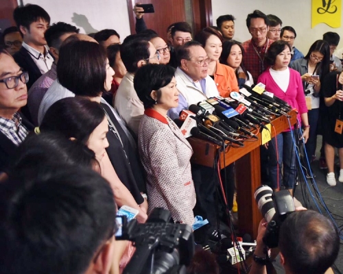 建制派議員聯合嚴厲譴責反對派議員粗暴阻撓會議進行。