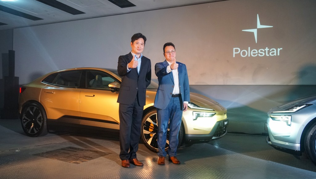 Polestar代理香港维信汽车总经理Newman Tsang(左)及品牌经理Alan Lee(右)一同为Polestar 4全新电动车主持揭幕。