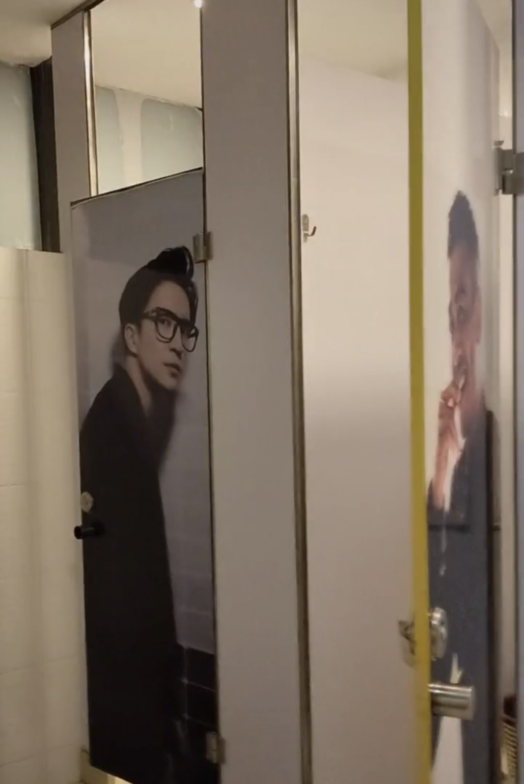 江蘇影院女廁所貼滿男明星海報。抖音@扎伊爾-yu 江蘇影院女廁所貼滿男明星海報。抖音@扎伊爾-yu