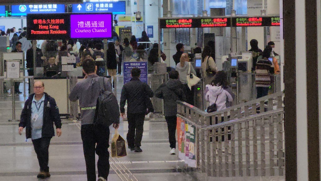 不少市民及遊客經深圳灣口岸出入境。資料圖片 不少市民及遊客經深圳灣口岸出入境。資料圖片