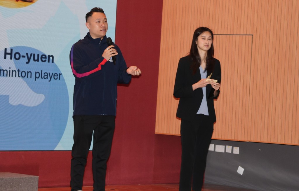 香港游泳代表譚凱琳（右）在研討會開幕禮任司儀，旁為陳浩源。徐嘉華攝