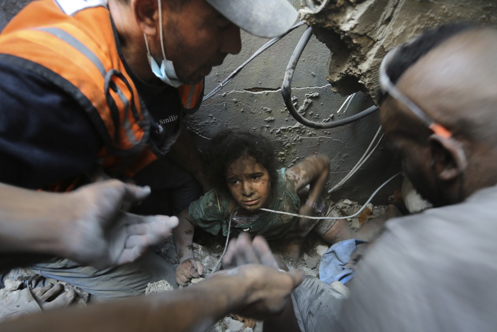 以军空袭加沙难民营，搜救人员正致力拯救一名被困瓦砾的女孩。美联社
