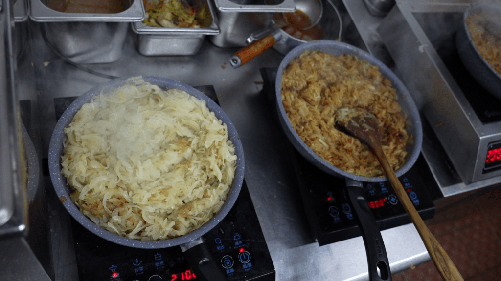 每兩天炒10公斤洋蔥來煮咖喱膽。