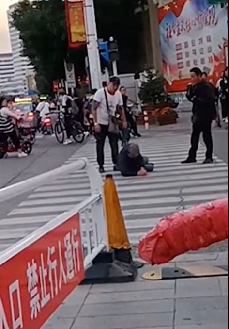 康某當街毆打老人。網圖