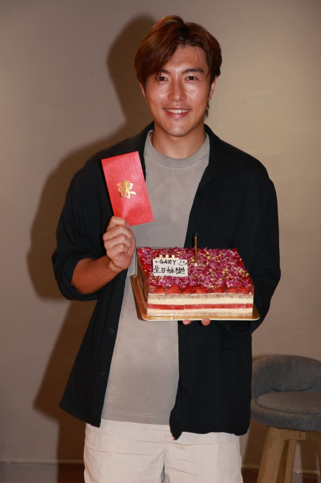 演趙浚承爸爸的陳友送上大利是。 演趙浚承爸爸的陳友送上大利是。