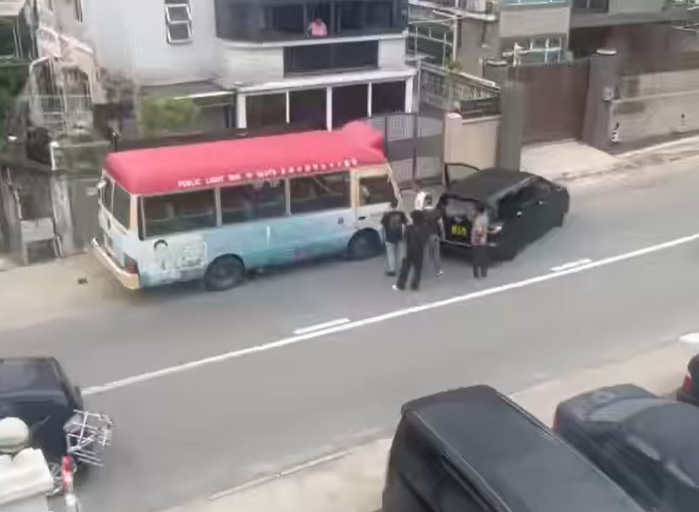 黑色私家車「閘」在小巴車頭。fb馬路的事討論區影片截圖